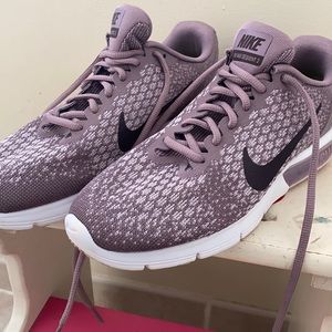 Size 9 Nike Air Max Sequent 2 WITH SUPER FEET